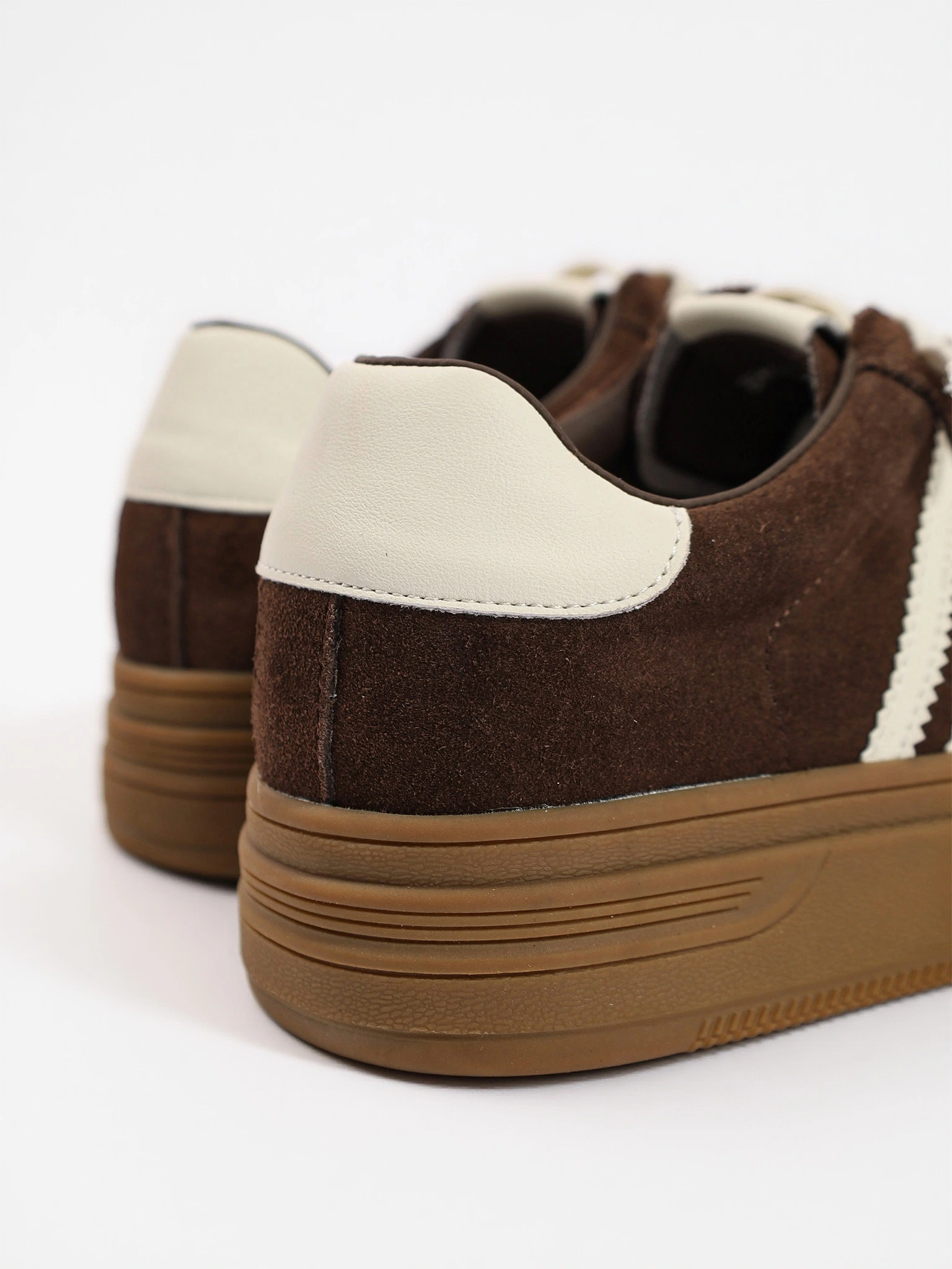 Кеды темно-коричневого цвета из натуральной замши на средней платформе